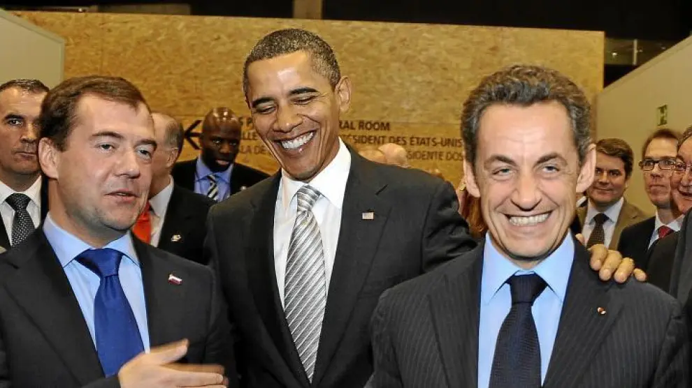 Dimitri Medvédev, Barack Obama y Nicolas Sarkozy, presidentes de Rusia, EE. UU. y Francia respectivamente, ayer en Lisboa.