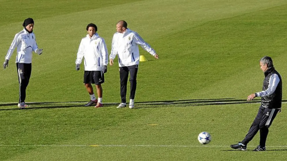 Ronaldo, Pepe y Marcelo calientan.