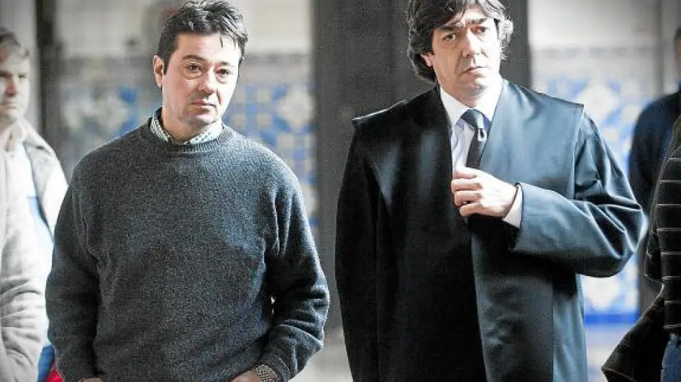 El acusado, Francisco Lozano Agustín, junto a su abogado, José Luis Melguizo, en la Audiencia.