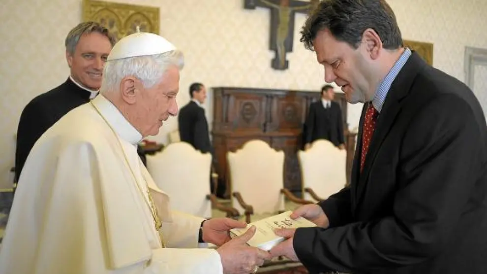 El alemán Peter Seewald entrega al papa Benedicto XVI un ejemplar de 'Luz del mundo', ayer.