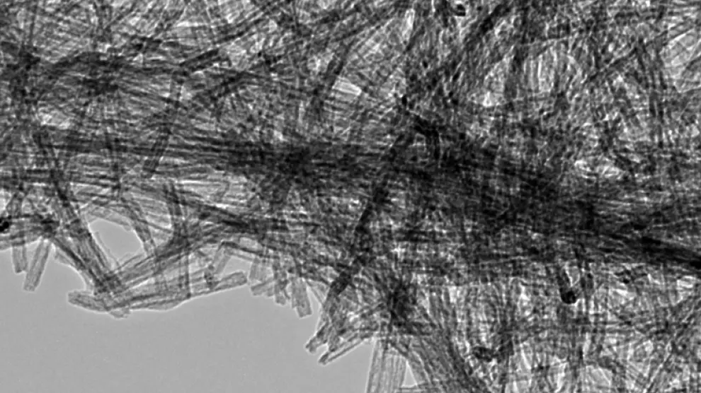 Nanotubos de óxido de titanio, al microscopio electrónico