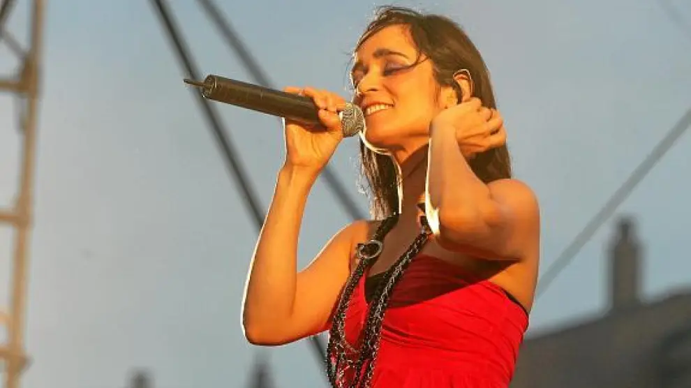 Julieta Venegas, durante un concierto en Huesca, en 2007.