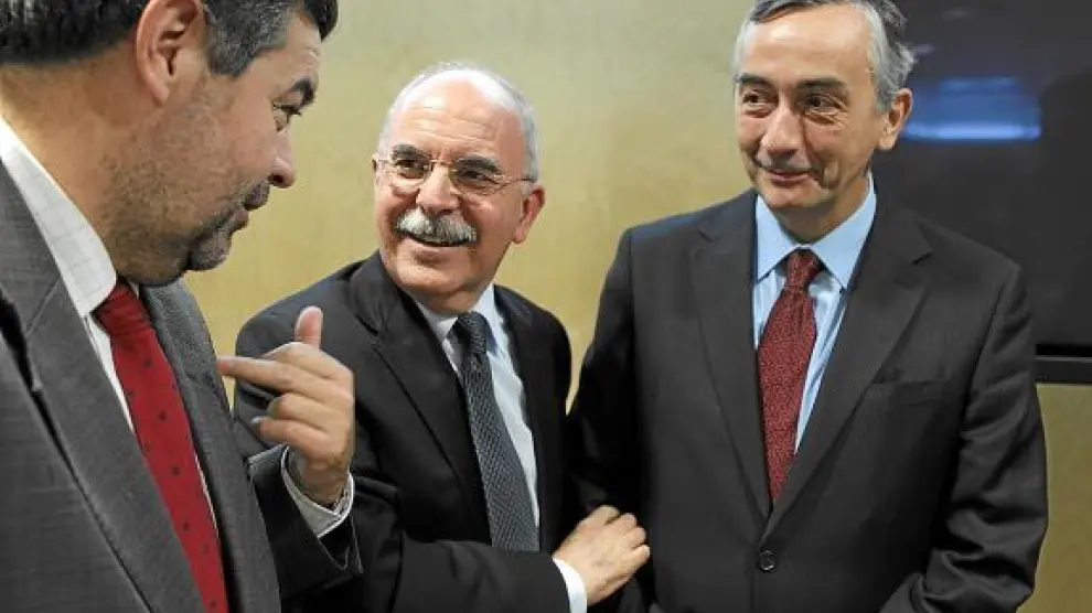 El consejero Alberto Larraz junto a su homólogo cántabro y el secretario de Estado, Carlos Ocaña.