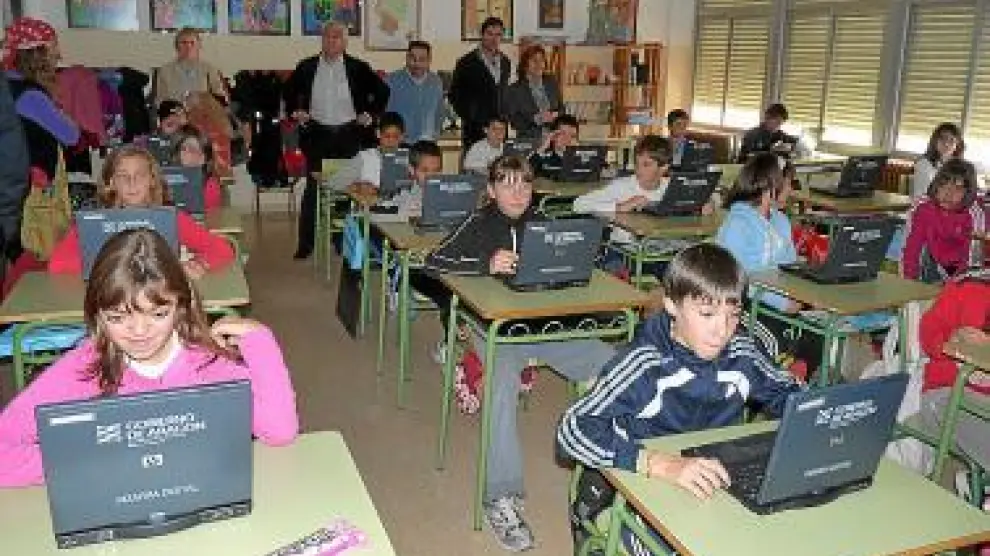 Alumnos del colegio Montecorona haciendo uso de las pizarras digitales