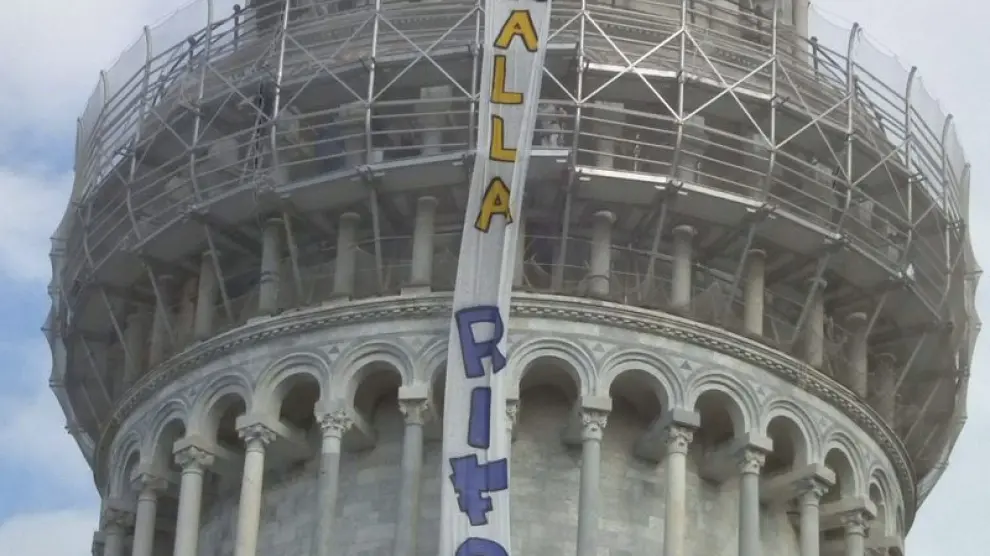 Estudiantes despliegan una pancarta en la Torre de Pisa.