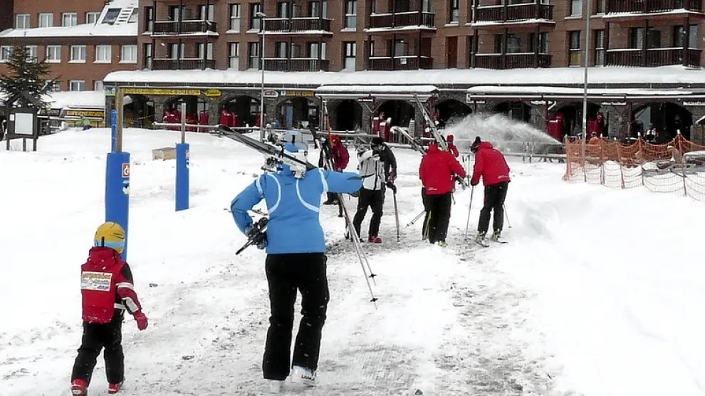 Los primeros esquiadores de la temporada disfrutaron ayer de la nieve en la estación de Astún