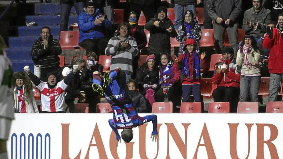Gilvan realiza una voltereta espectacular tras conseguir el primer gol para el Huesca en la tarde de ayer.