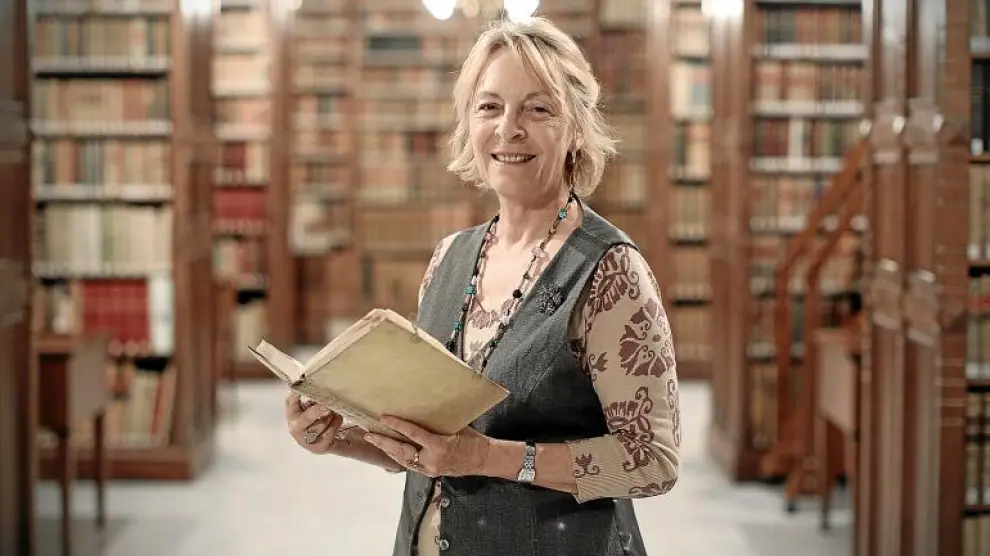 Soledad Puértolas, en la biblioteca de la Real Academia.