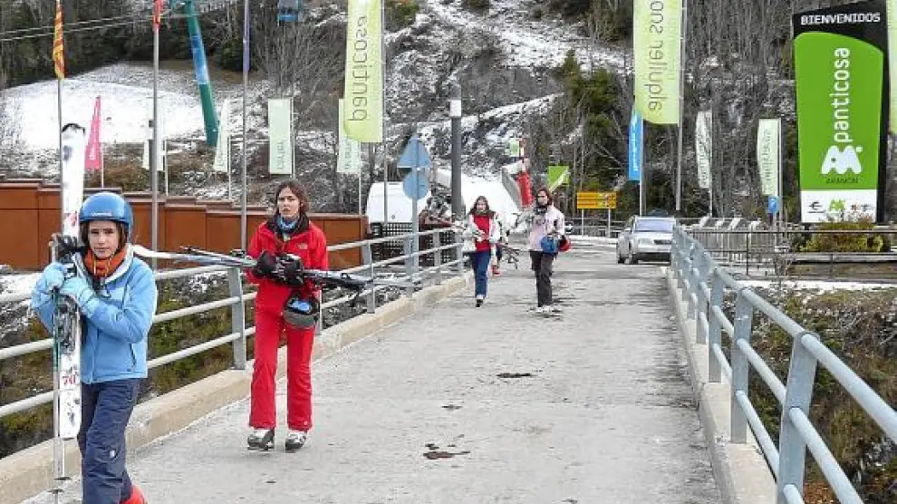 Los primeros clientes de Panticosa esquiaron muy a gusto y sin aglomeraciones.