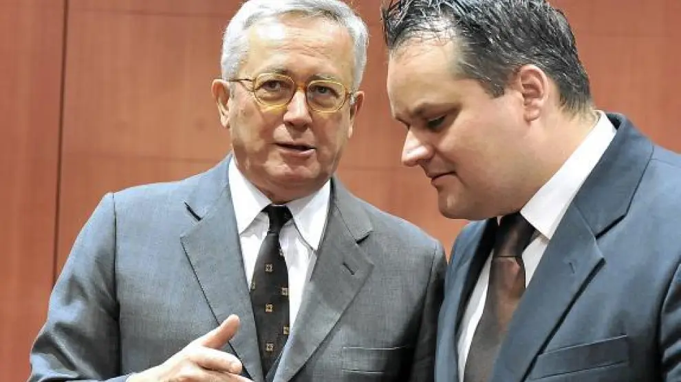 El ministro holandés de Finanzas, Jan Keens de Jager (derecha), y el italiano, Giulio Tremonti.