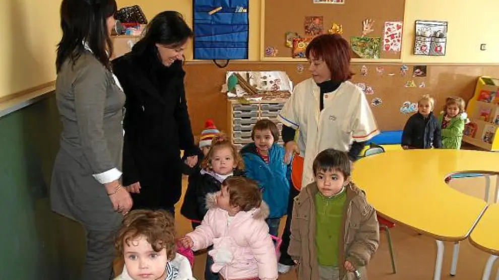 Los niños estrenaron ayer el edificio de la escuela infantil comarcal de Sariñena.