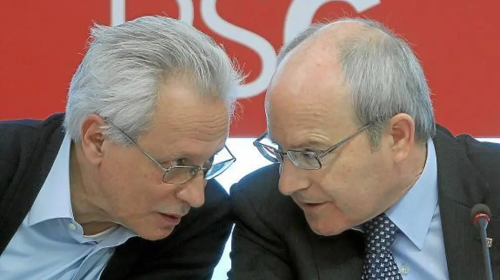 José Montilla conversa con su compañero de partido Isidre Molas ayer en la Ejecutiva del PSC.