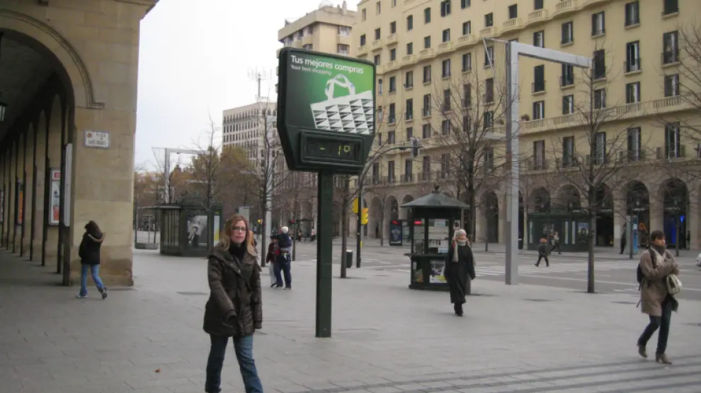 Un termómetro en el centro de Zaragoza en una imagen de archivo.