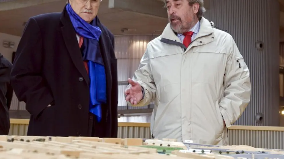 El alcalde de Zaragoza, Juan Alberto Belloch (d), conversa con su homólogo bilbaíno, Iñaki Azkuna
