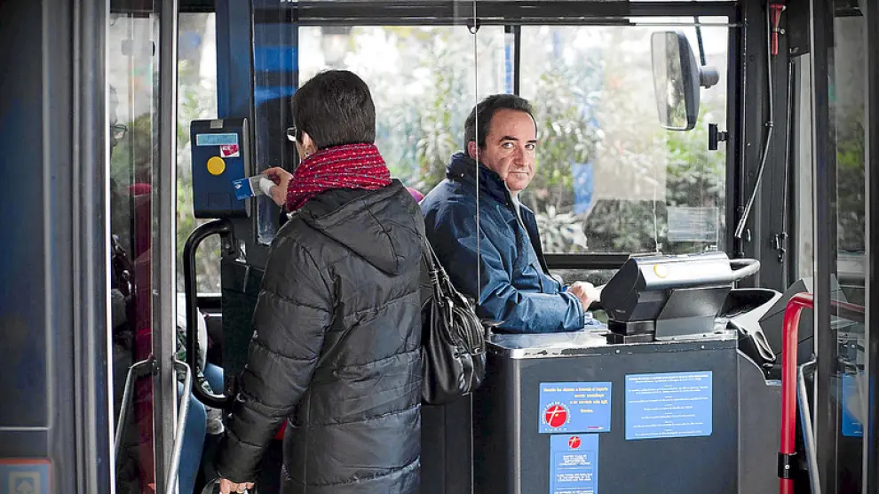 Una usuaria en un autobús ayer en Zaragoza