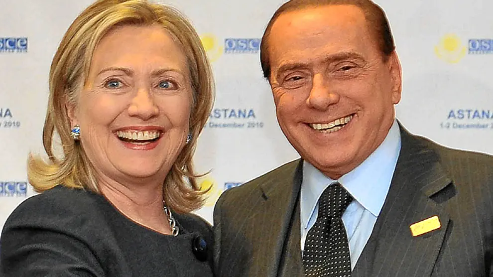 Hillary Clinton junto a Berlusconi.