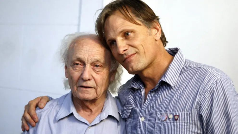Viggo Mortensen posa con Talo Kejner durante la presentación de sus obras