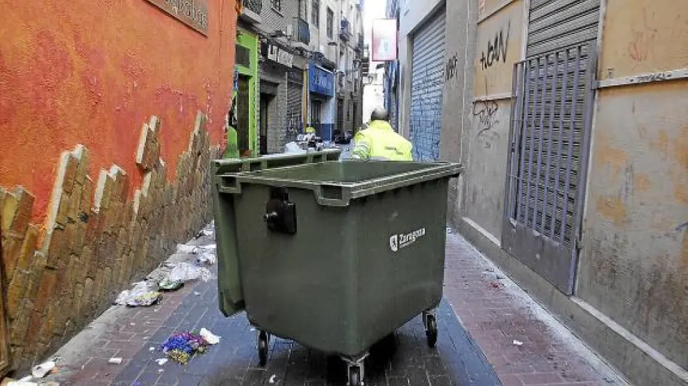 Un operario de FCC, durante las tareas de limpieza en el Casco Histórico de Zaragoza.
