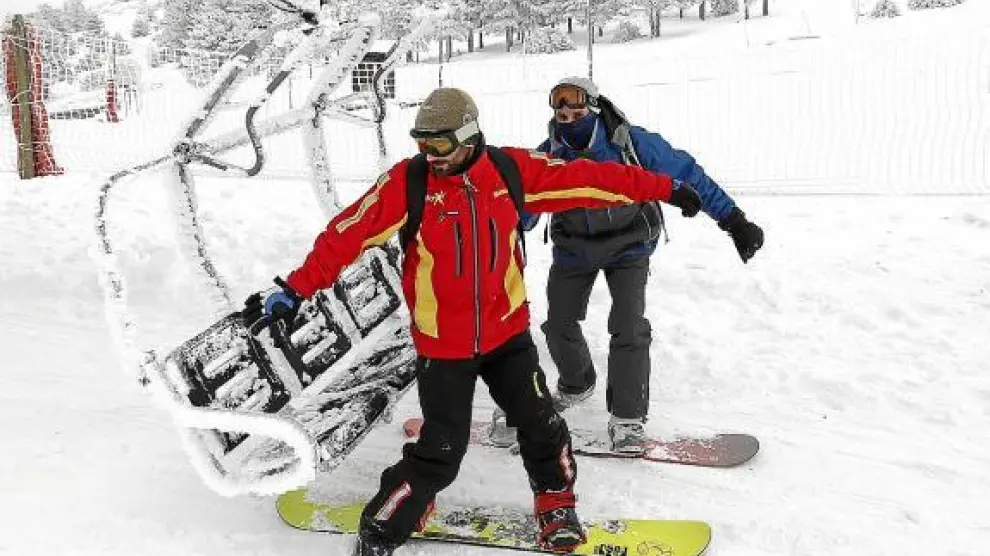 Dos esquiadores en la estación de Javalambre, que ayer abrió sus puertas.