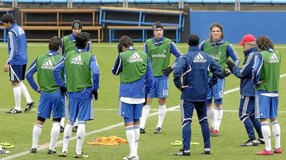 Aguirre da instrucciones a sus jugadores durante un entrenamiento.