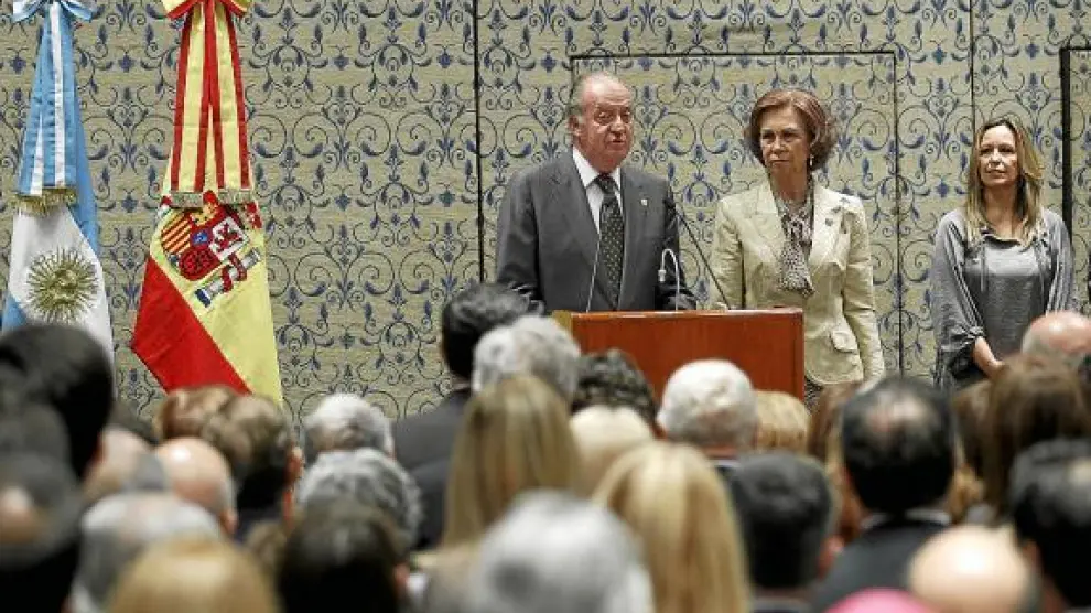 Los Reyes de España, junto a Jiménez, en un encuentro con la colectividad española en Mar del Plata.