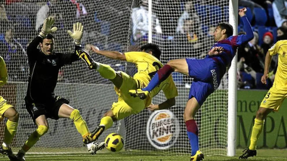 El delantero del Huesca Roberto García intenta rematar a portería en una de las primeras acciones del partido de ayer ante el Alcorcón.