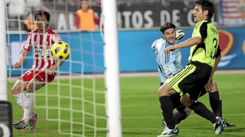 Piatti marca el gol de empate ante las sorprendidas miradas de Leo Franco y Javier Paredes.