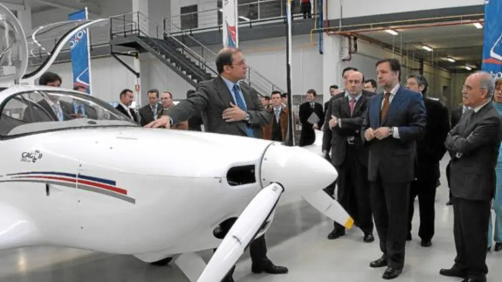Iglesias, Larraz y Coello, en la presentación de la primera avioneta fabricada en Villanueva, en 2007.