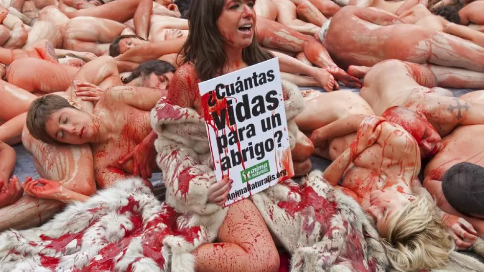 Decenas de personas se han tumbado en el suelo, desnudas y simulando  estar ensangrentadas, para luchar contra la industria peletera