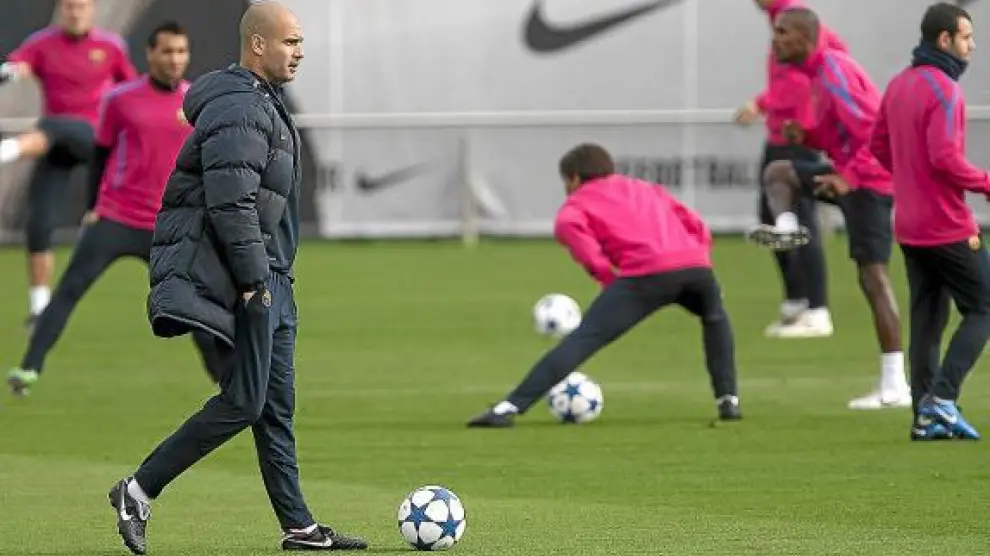 El entrenador del Barcelona, Pep Guardiola, durante el entrenamiento de ayer.