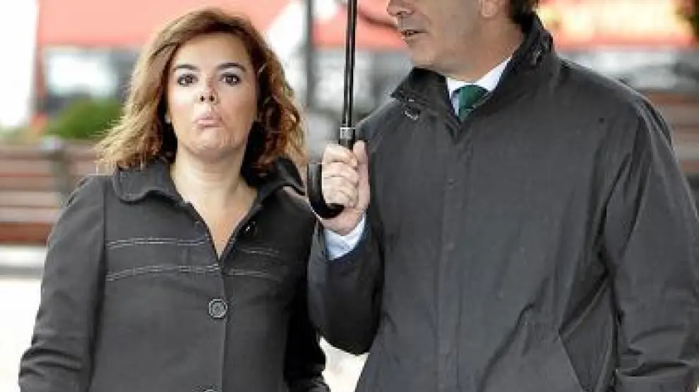Soraya Sáenz de Santamaría (PP) y José A. Alonso (PSOE), ayer.