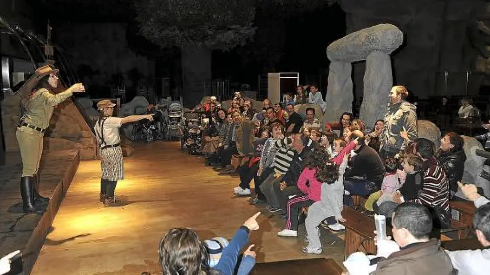 El público contemplaba ayer uno de los espectáculos de Dinópolis.