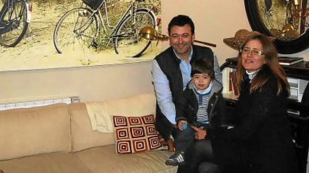 José Manuel Blasco y Raquel Latre, con su hijo, en la Alcoba de Baco, apartamento con encanto.