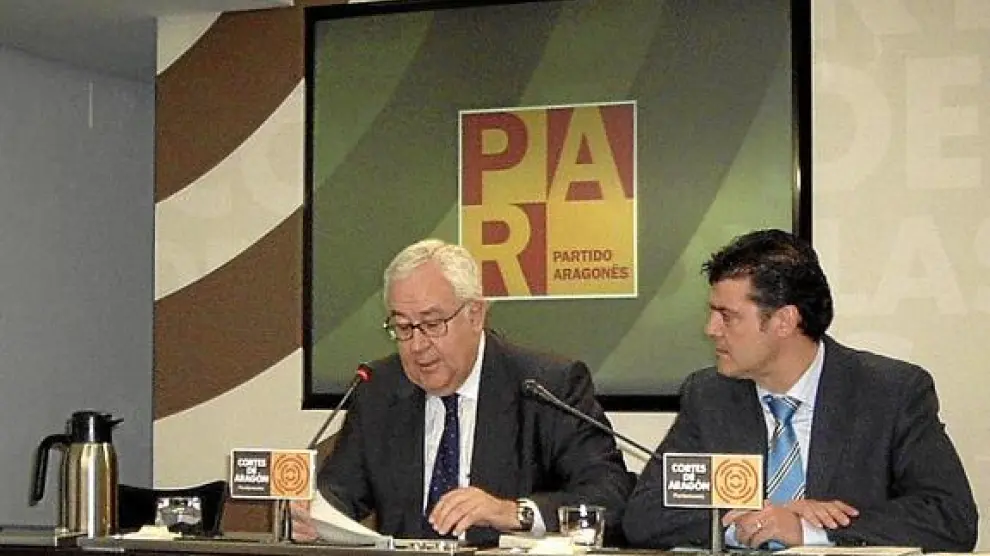 José Ángel Biel y Javier Allué, ayer en la rueda de prensa que ambos ofrecieron en las Cortes.