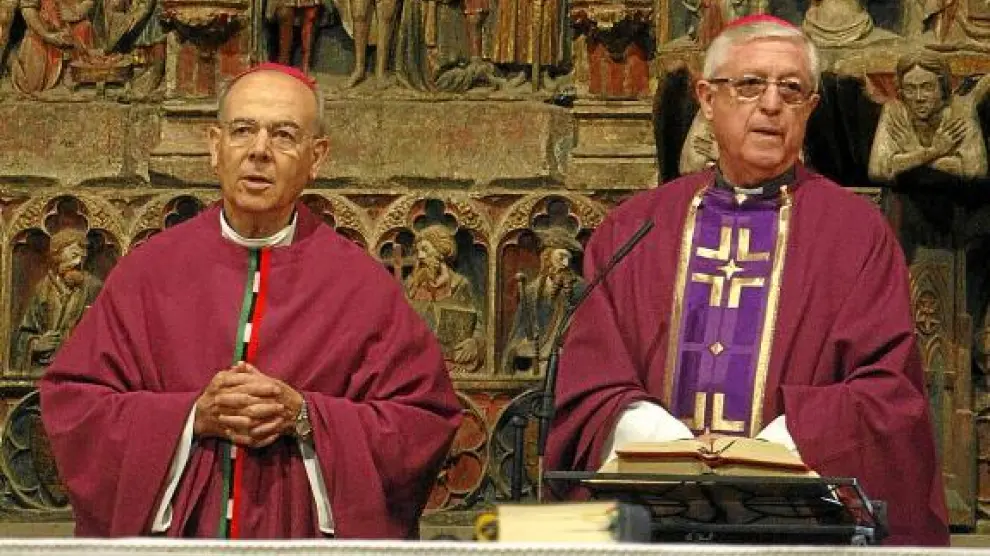 Alfonso Milián (izquierda) y Joan Piris, durante una celebración religiosa en Lérida.