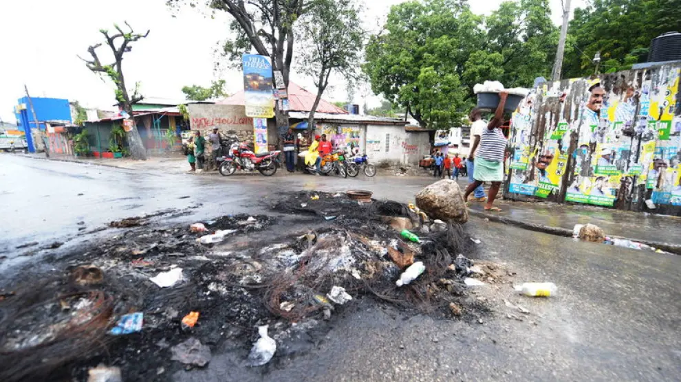 Seguidores de Michel Martelly protestaron quemando basura en la calle.