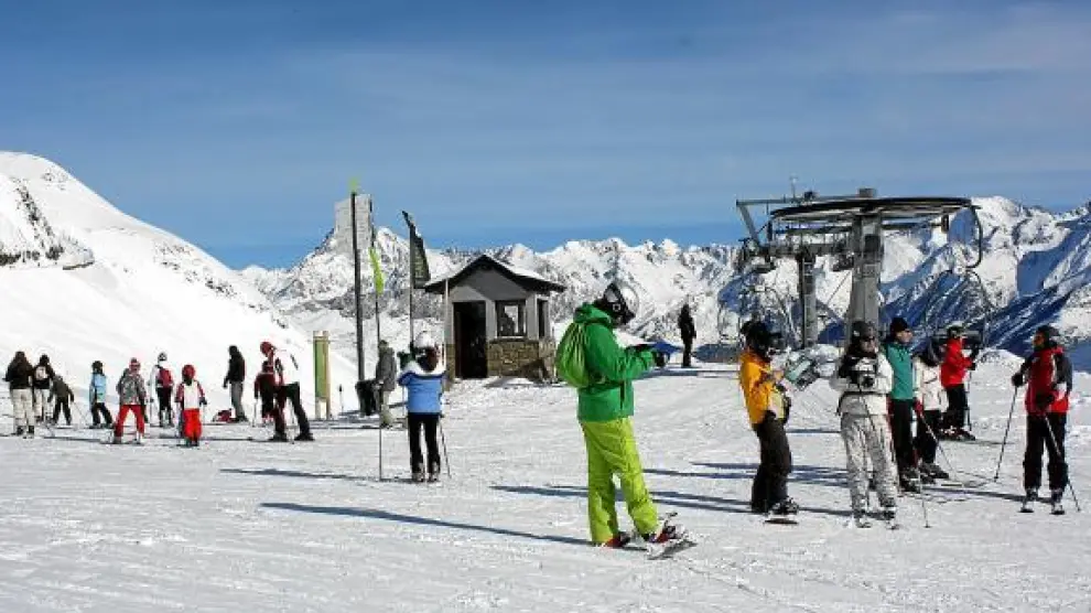 Los aficionados disfrutaron ayer de un día espléndido y de buena nieve en Formigal.