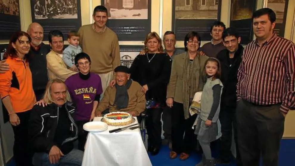 Antonio Moles en su casa  junto a su familia celebra el 80 aniversario de la sublevación de Jaca.