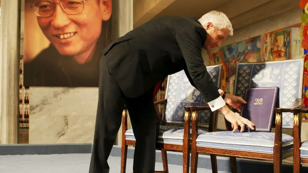 El presidente del Comité del Nóbel deposita el certificado del premio en la silla destinada al activista chino