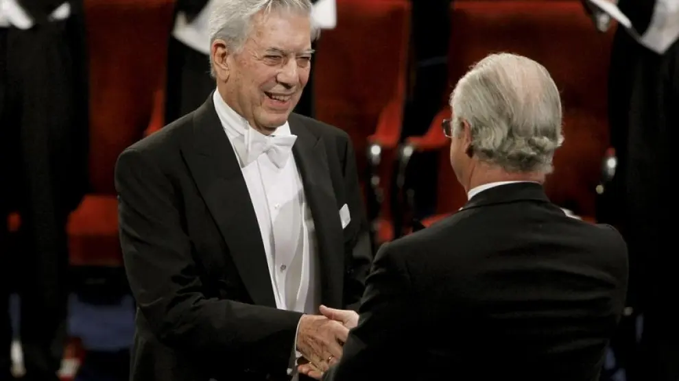 Vargas Llosa recibe el galardón de manos del rey de Suecia.