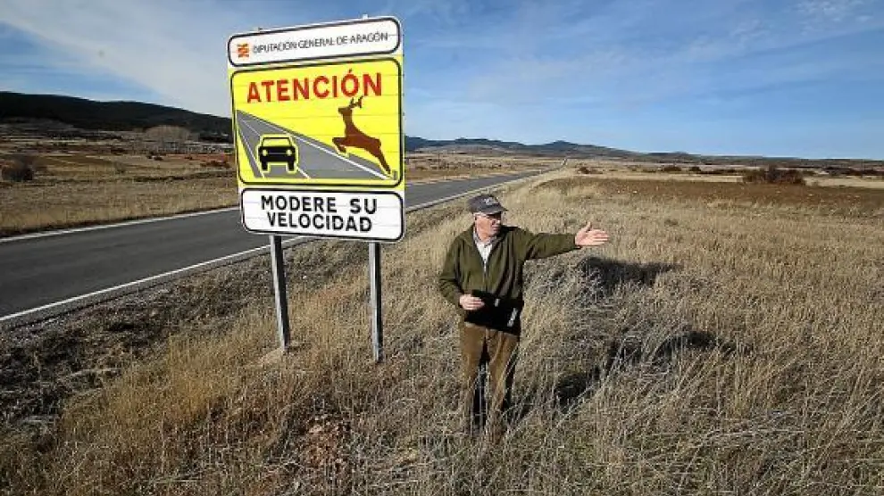 El alcalde de Bronchales, Baldomero Pérez, indica de dónde vienen los ciervos a la carretera.