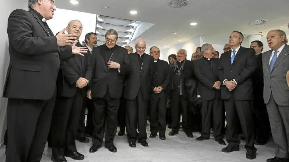 El nuncio (segundo por la izquierda), con la curia catalana y el ex presidente Puyol (derecha).