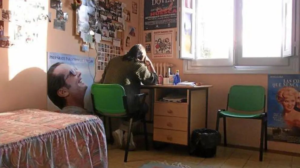 Una estudiante, en su habitación del colegio mayor Pedro Cerbuna de Zaragoza.