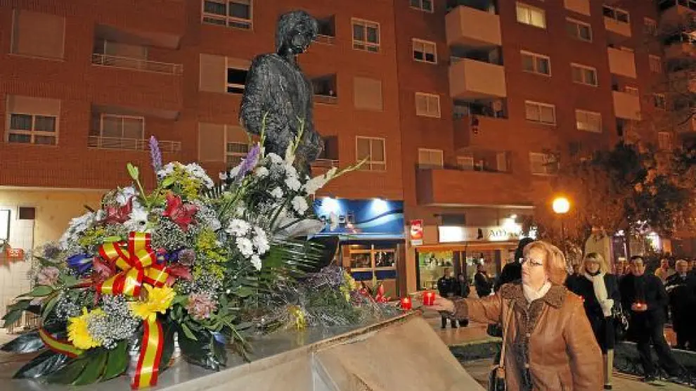 Familiares de las víctimas depositaron flores y velas en la escultura del parque de la Esperanza.