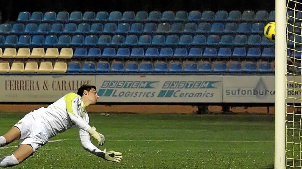 El gol de Dorian Dervite en propia puerta, que sorprendió al meta del Villarreal B, permitió reaccionar al Huesca y obtener el empate final.