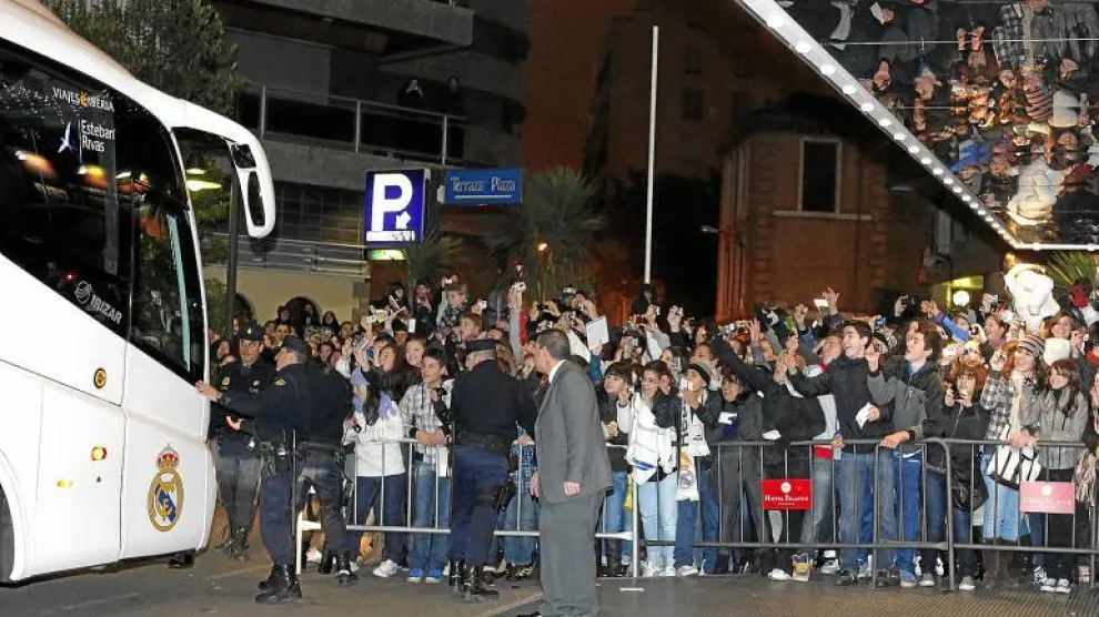 Dos centenares de aficionados recibieron al Real Madrid a su llegada al hotel de concentración en Zaragoza.