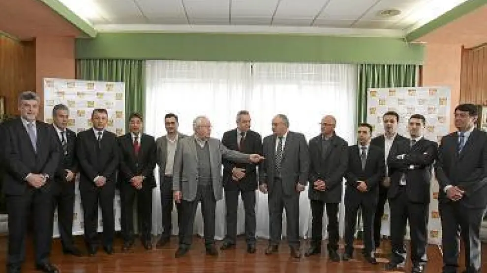 José Ángel Biel, en el centro, rodeado de los candidatos.