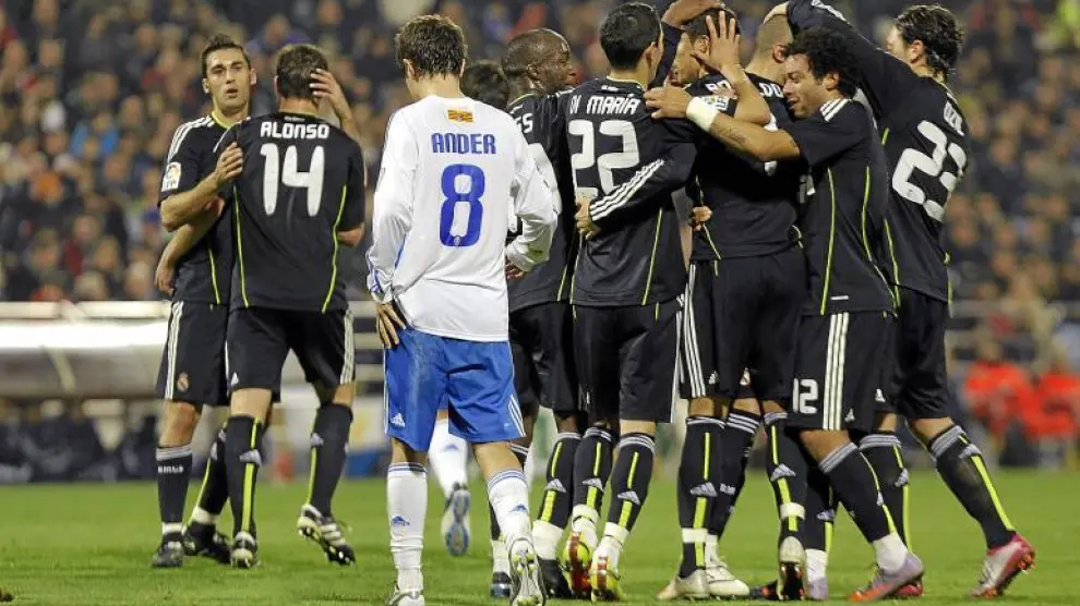 Los jugadores madridistas se felicitan después de un gol. De espaldas, Ander Herrera.