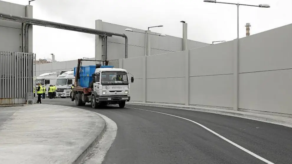 Los camiones ya pueden salir de Saica por el nuevo vial.