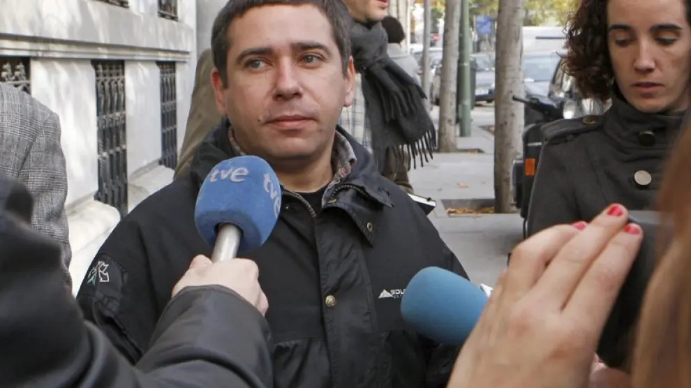 Javier Couso, hermano del periodista fallecido José Couso, hoy en las puertas de la Fiscalía